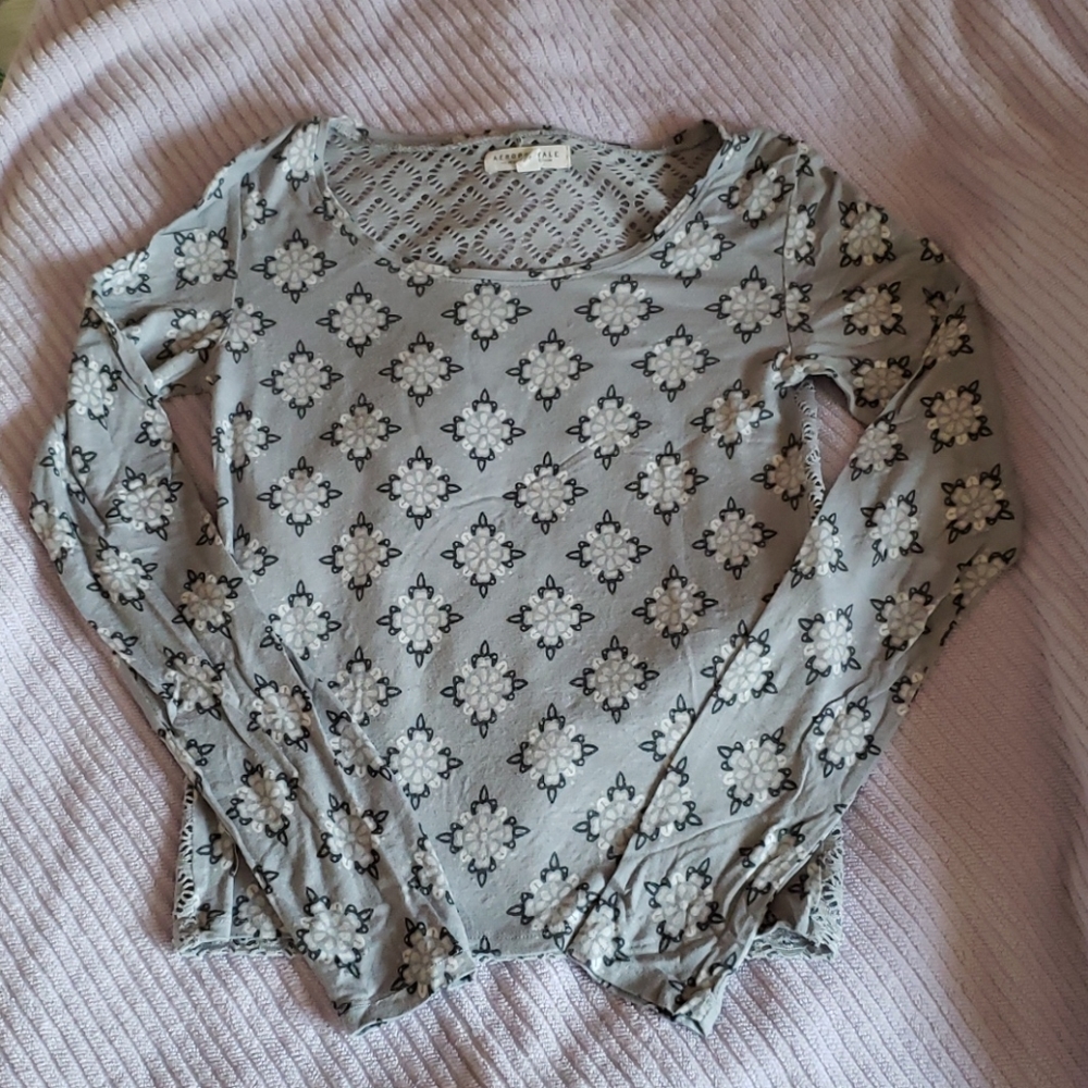 Aeropostale || grey patterned longsleeve shirt